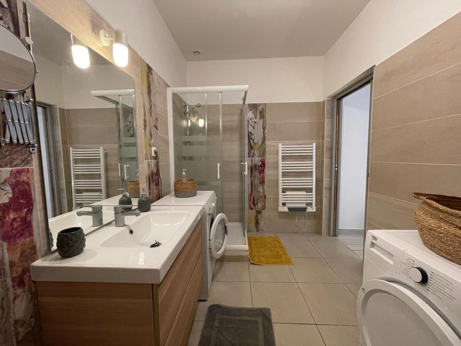 Joli Appartement Hypercentre T2, Classe Meuble De Tourisme 3 Avec Parking Gratuit Beziers Exterior photo