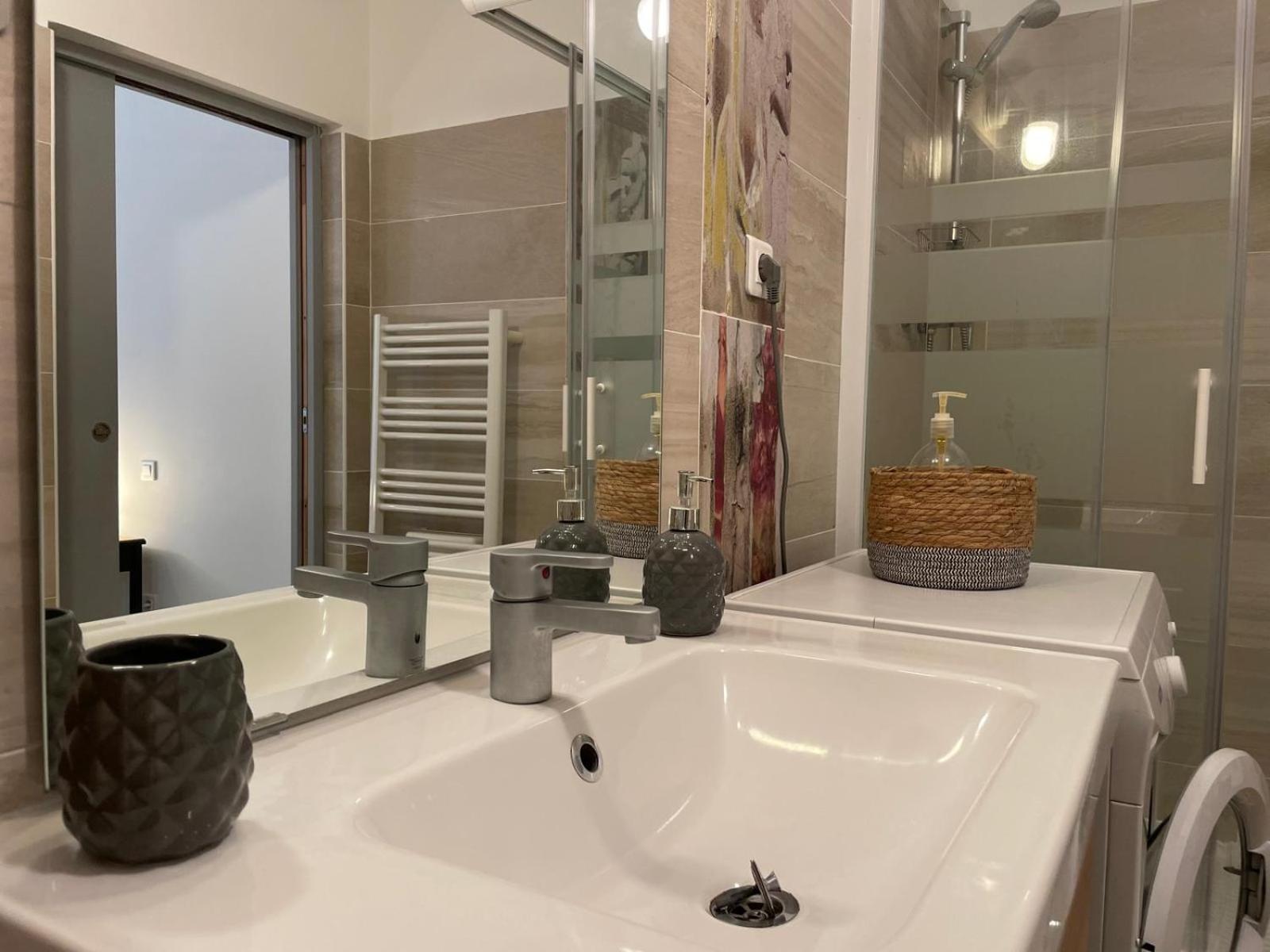 Joli Appartement Hypercentre T2, Classe Meuble De Tourisme 3 Avec Parking Gratuit Beziers Exterior photo